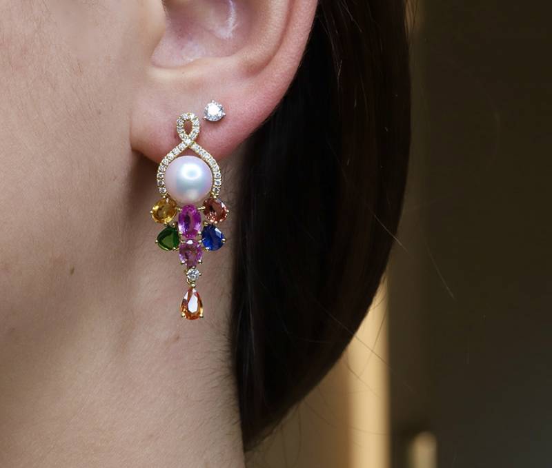 Boucles d'oreilles or jaune, perles, diamants, tsavorites et saphirs de couleurs