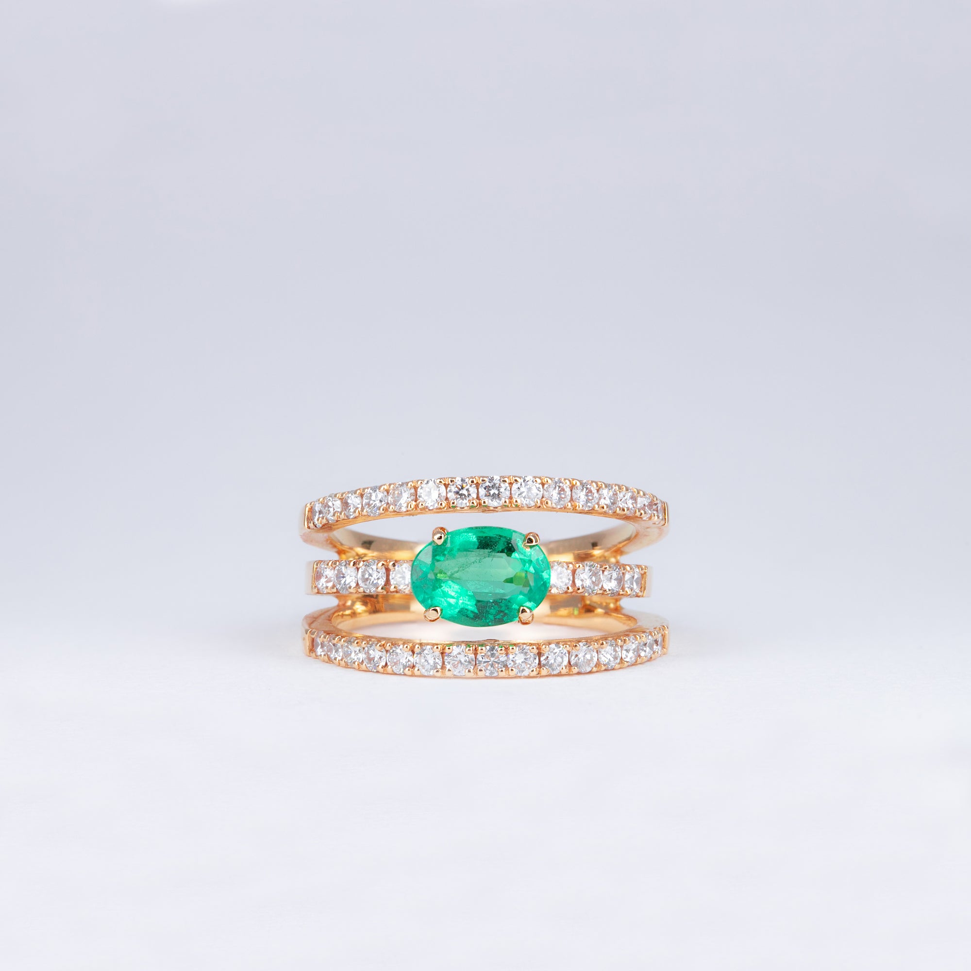 Bague émeraude et diamants ajourée