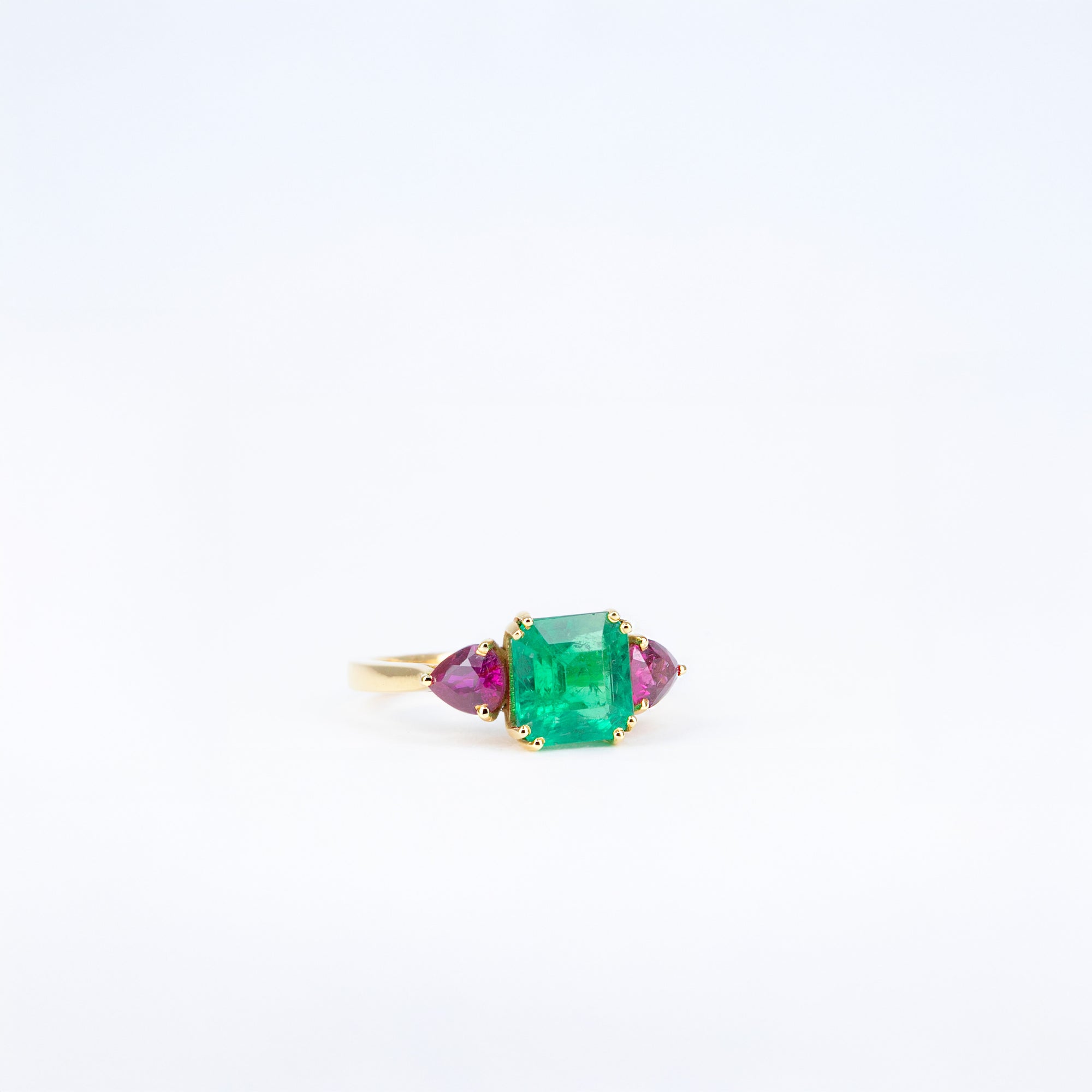 Bague or jaune émeraude et rubis