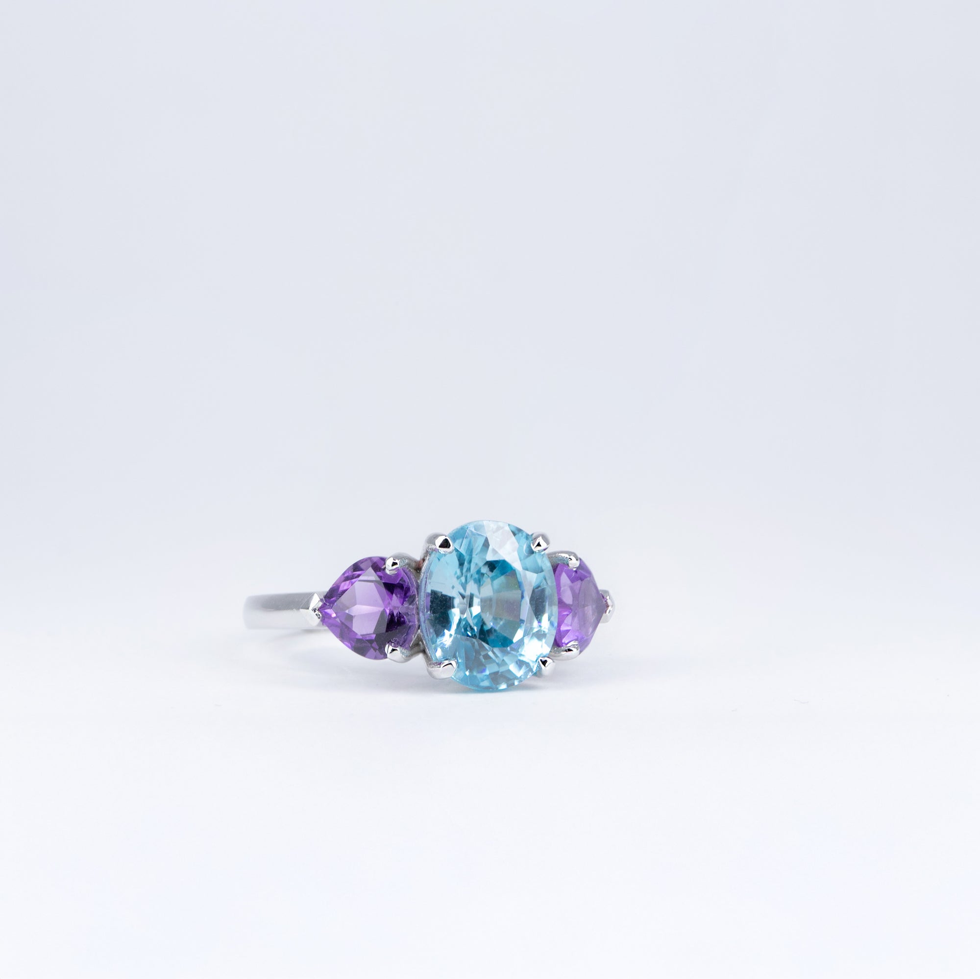 Bague zircon bleu et améthystes