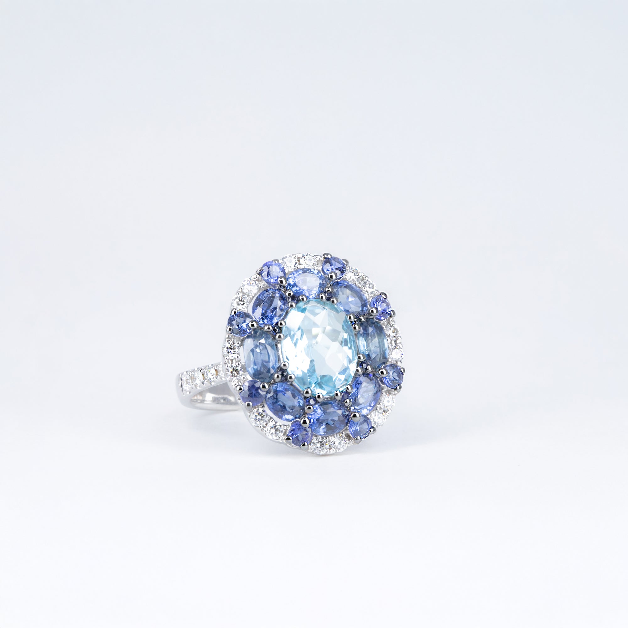 Bague topaze bleue saphirs et diamants