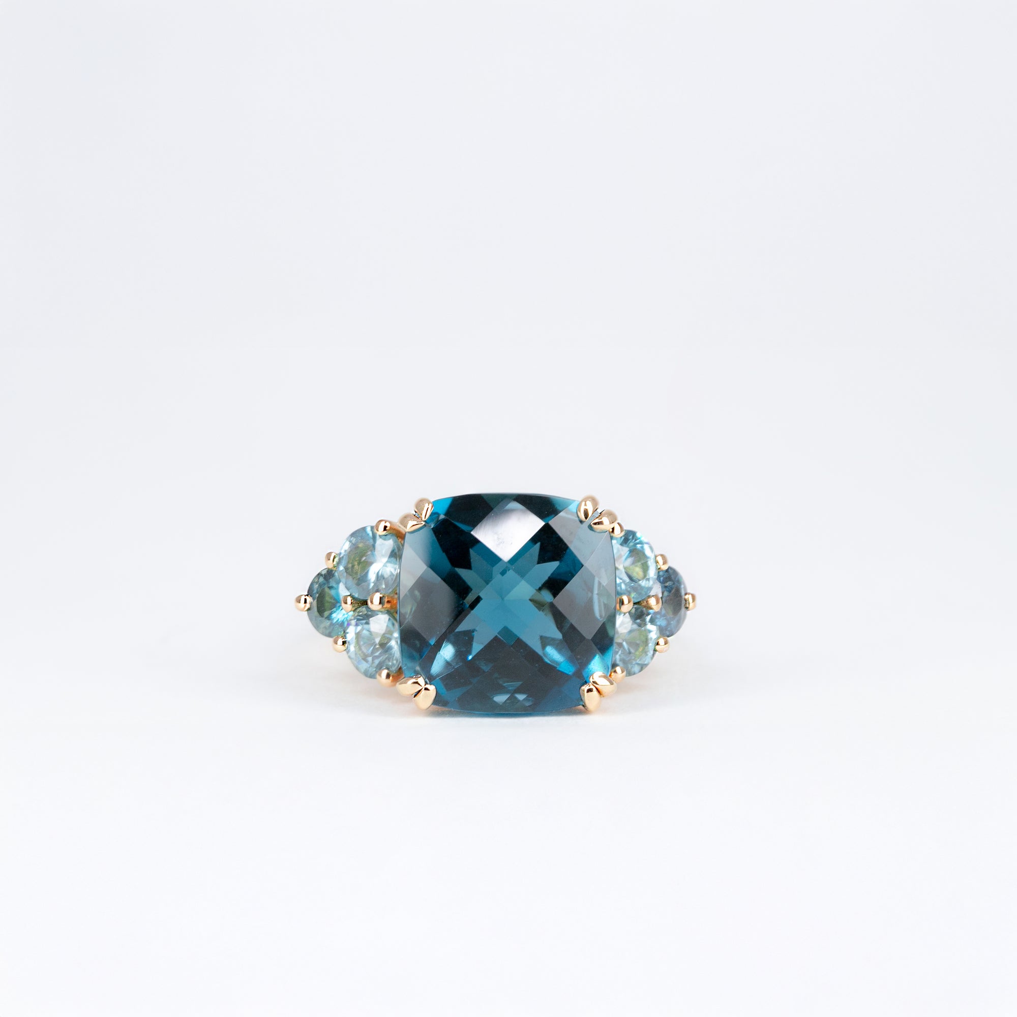 Bague Bleue coussin et zircons naturels