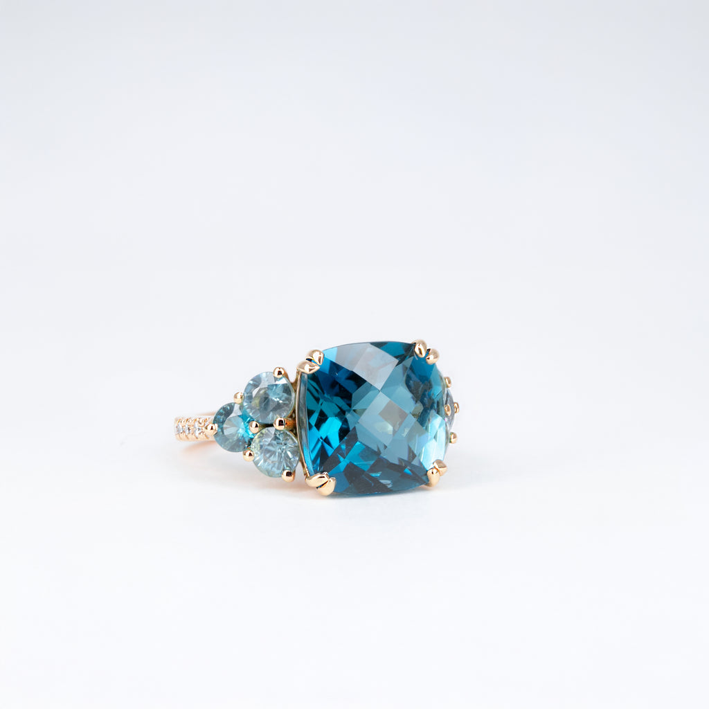 Bague Bleue coussin et zircons naturels