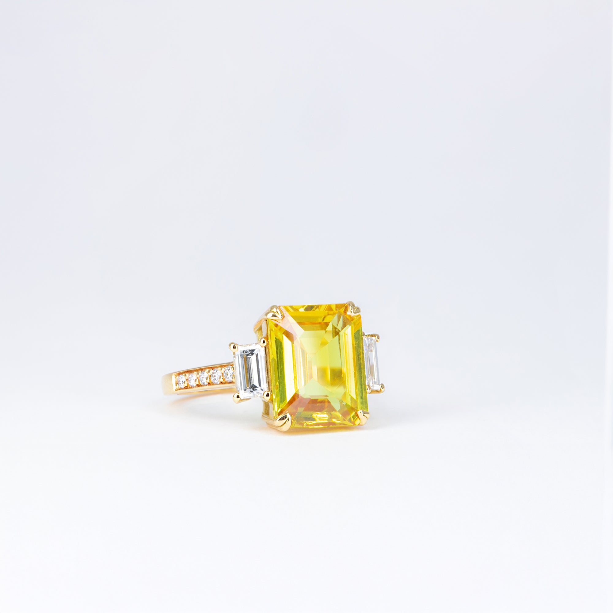 Bague saphir jaune taille émeraude