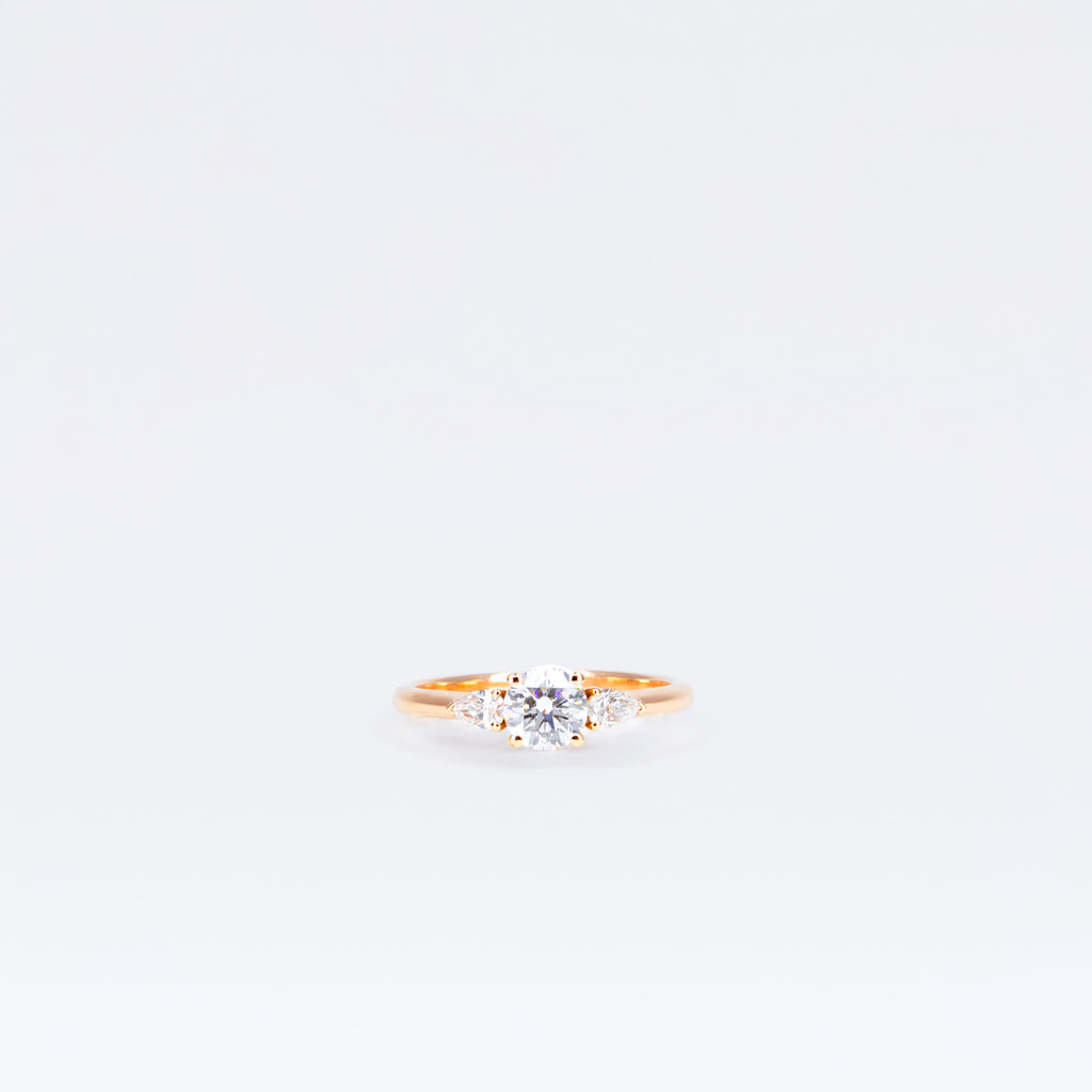 Solitaire en or rose, diamant brillant et diamants poire