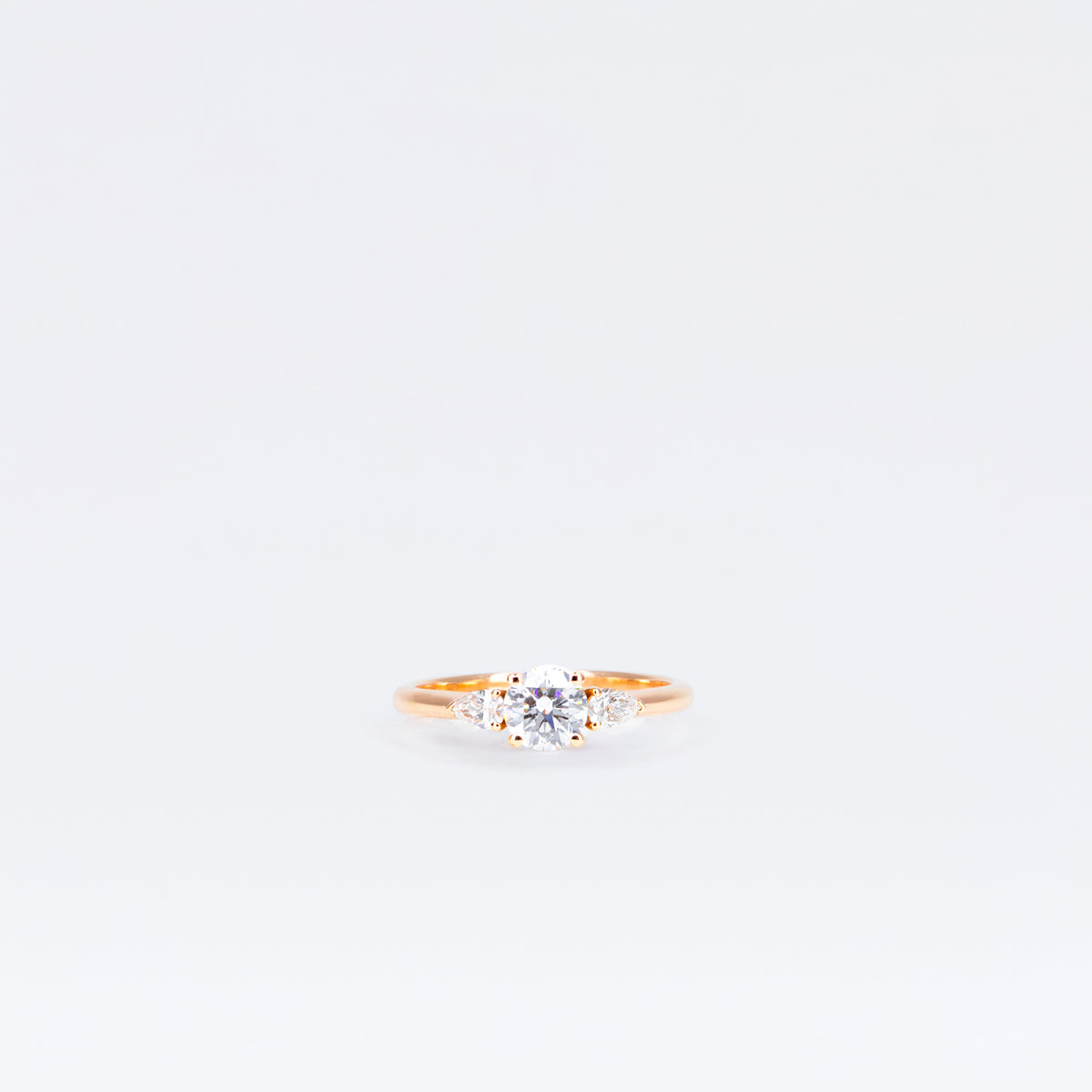 Solitaire en or rose, diamant brillant et diamants poire