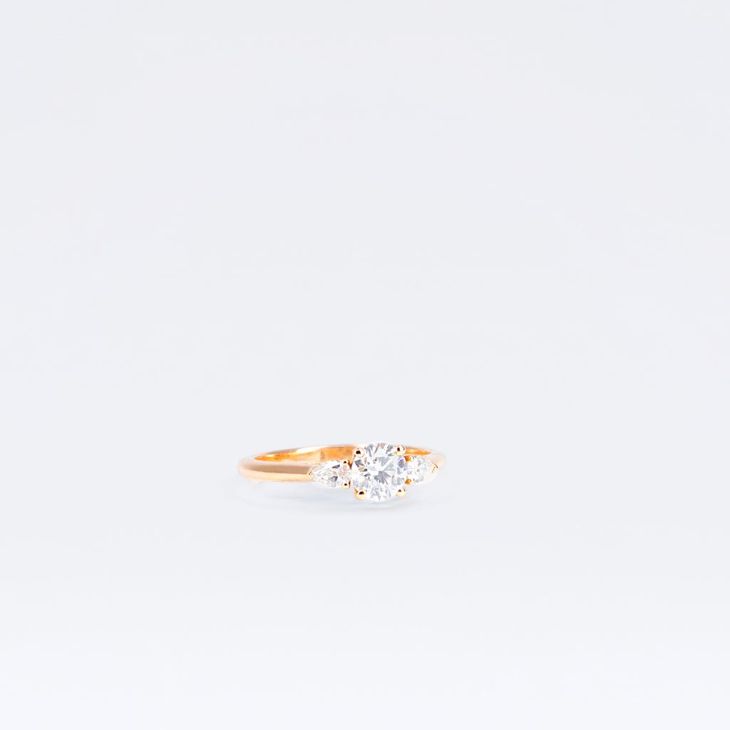 Solitaire en or rose, diamant brillant et diamants poire