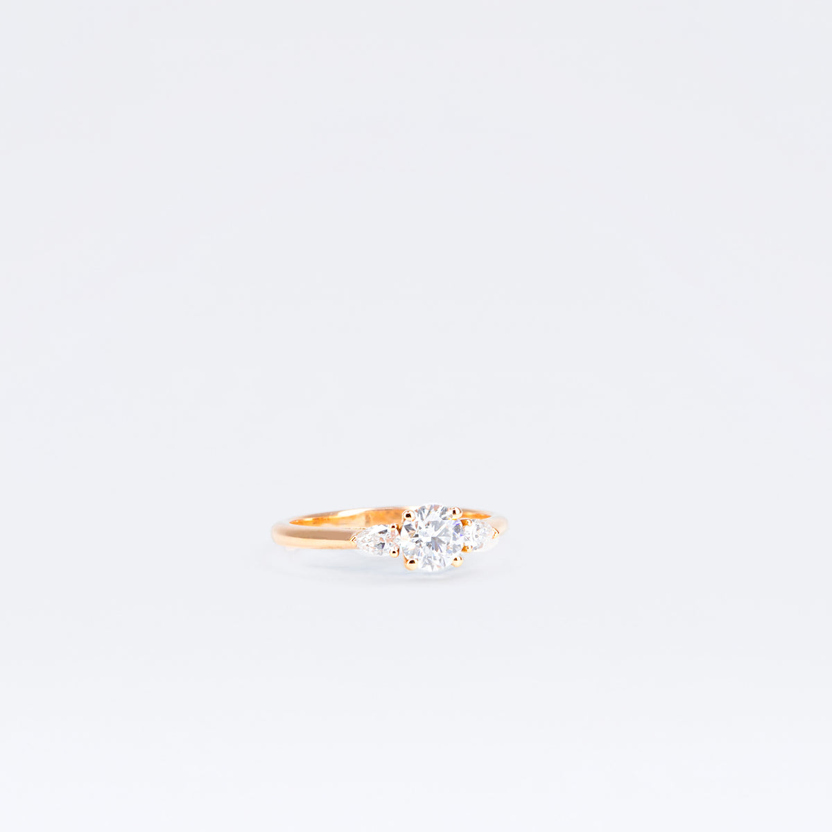 Solitaire en or rose, diamant brillant et diamants poire