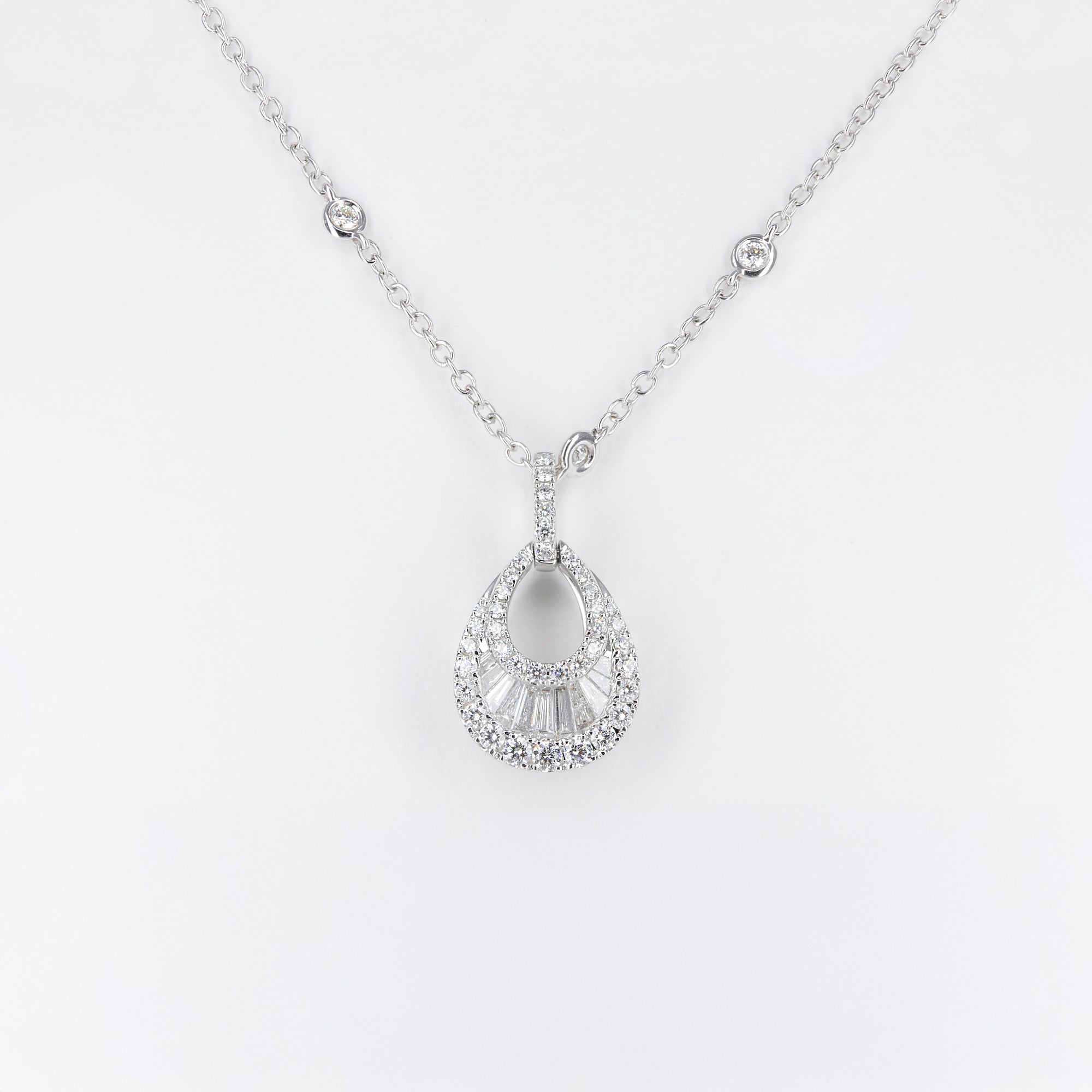 Pendentif or blanc diamants baguettes &amp; brillants