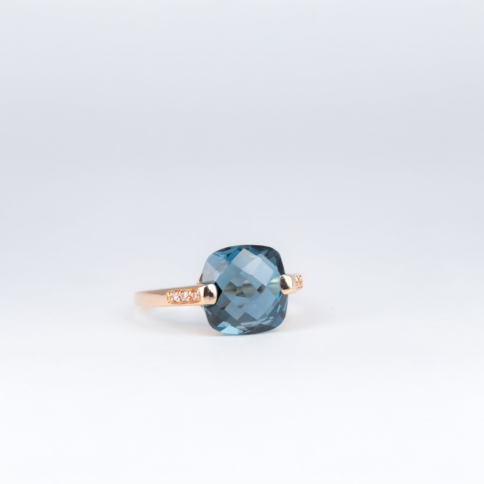 Bague London Blue coussin et Diamants