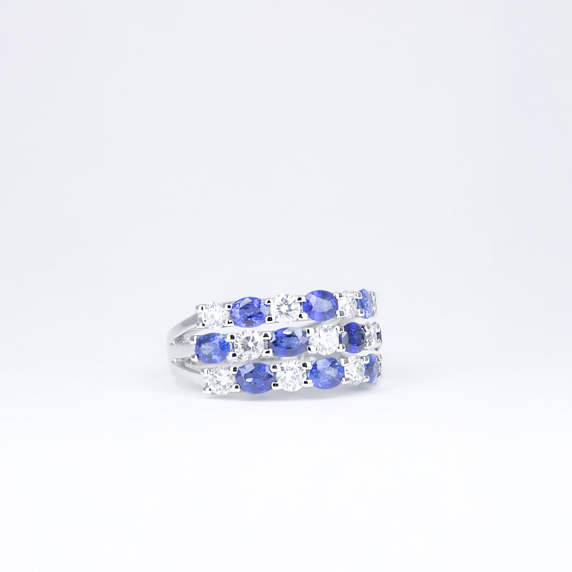 Bague saphirs bleus et diamants ajourée