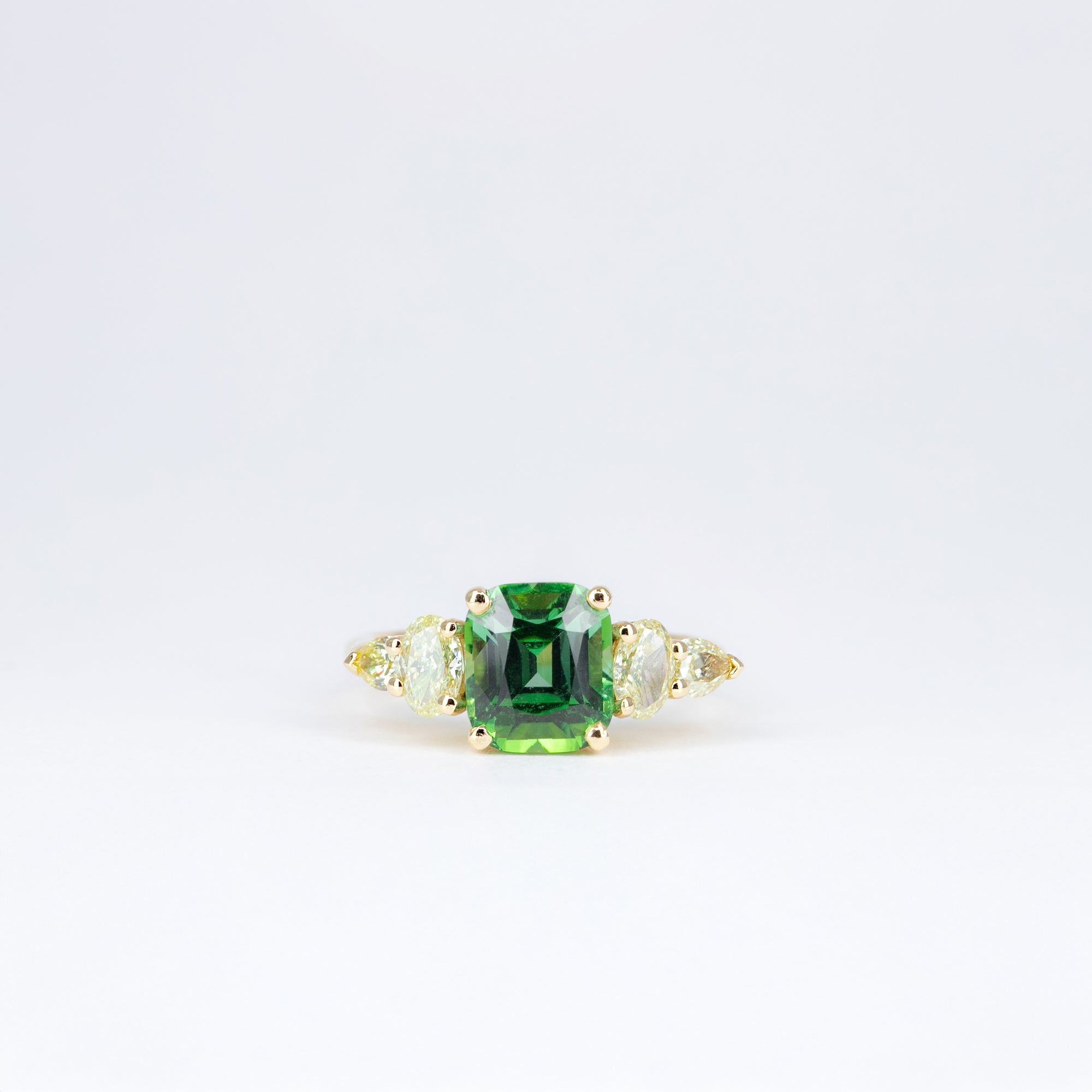 Bague tourmaline verte et diamants jaunes
