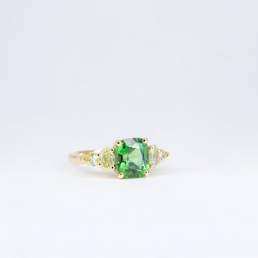 Bague tourmaline verte et diamants jaunes