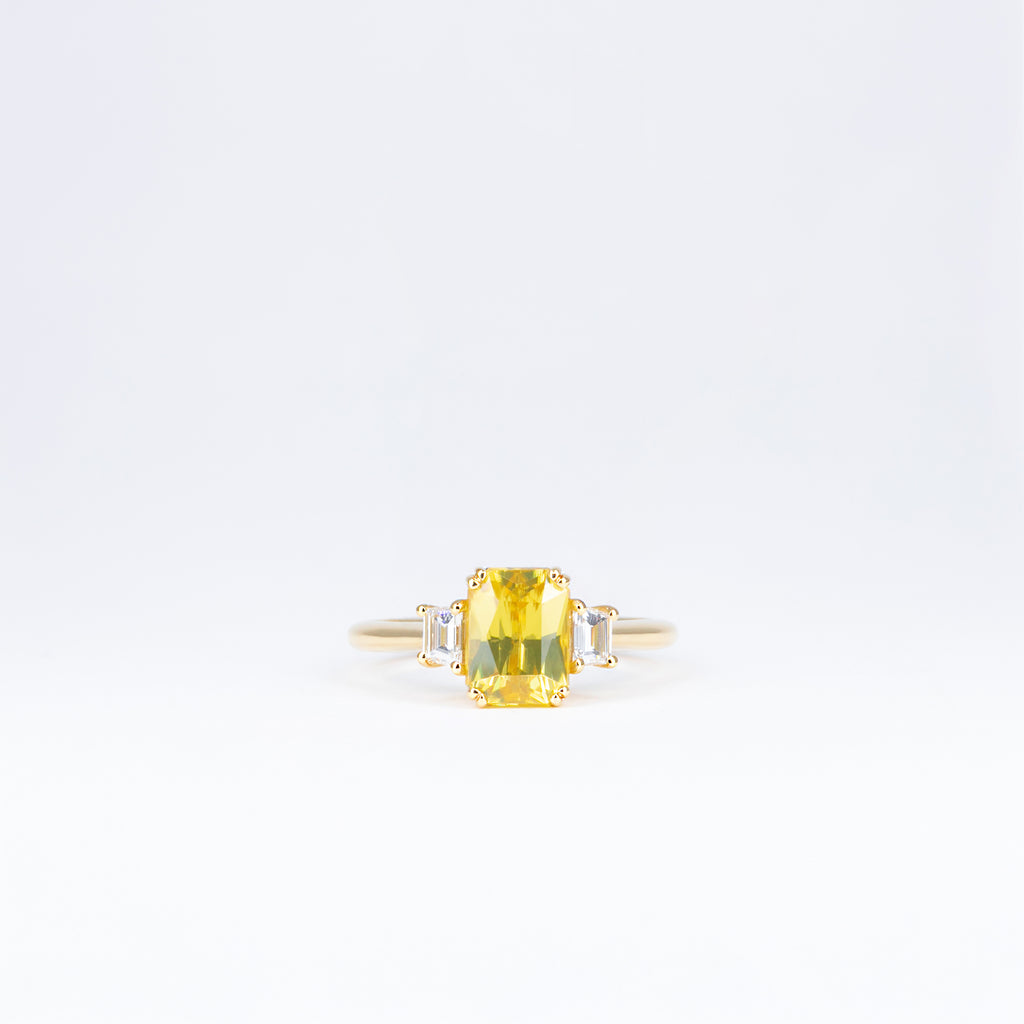 Bague zircon jaune taille émeraude et diamants baguettes