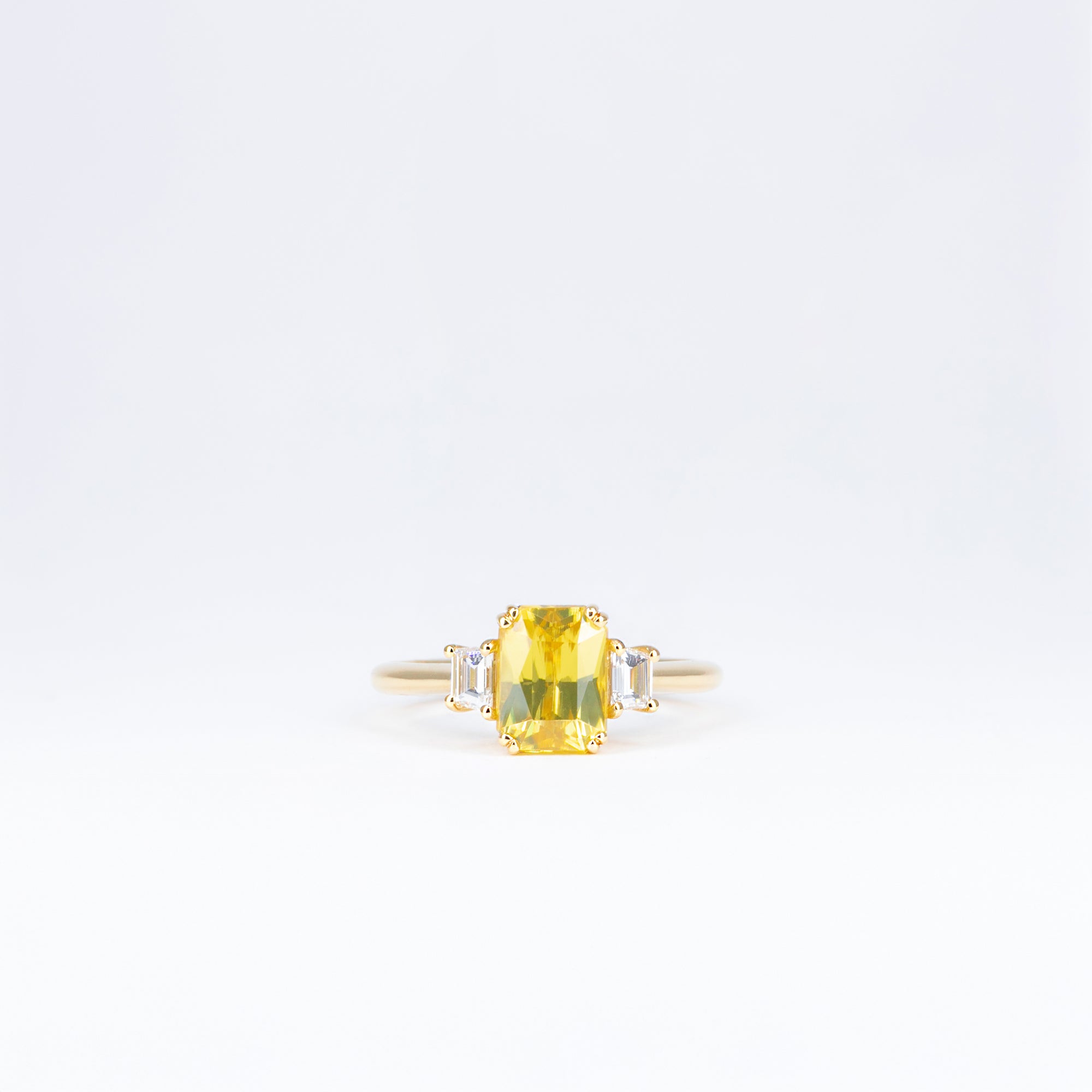 Bague zircon jaune taille émeraude et diamants baguettes