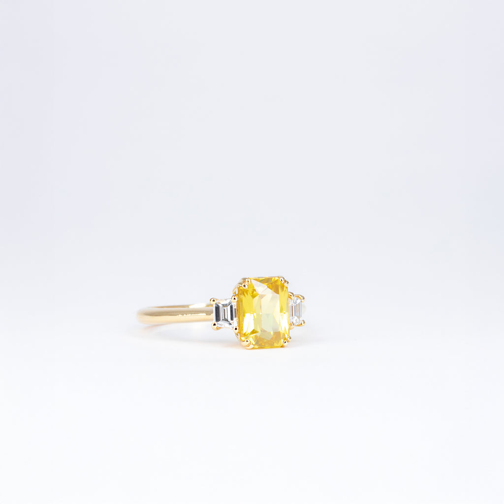 Bague zircon jaune taille émeraude et diamants baguettes