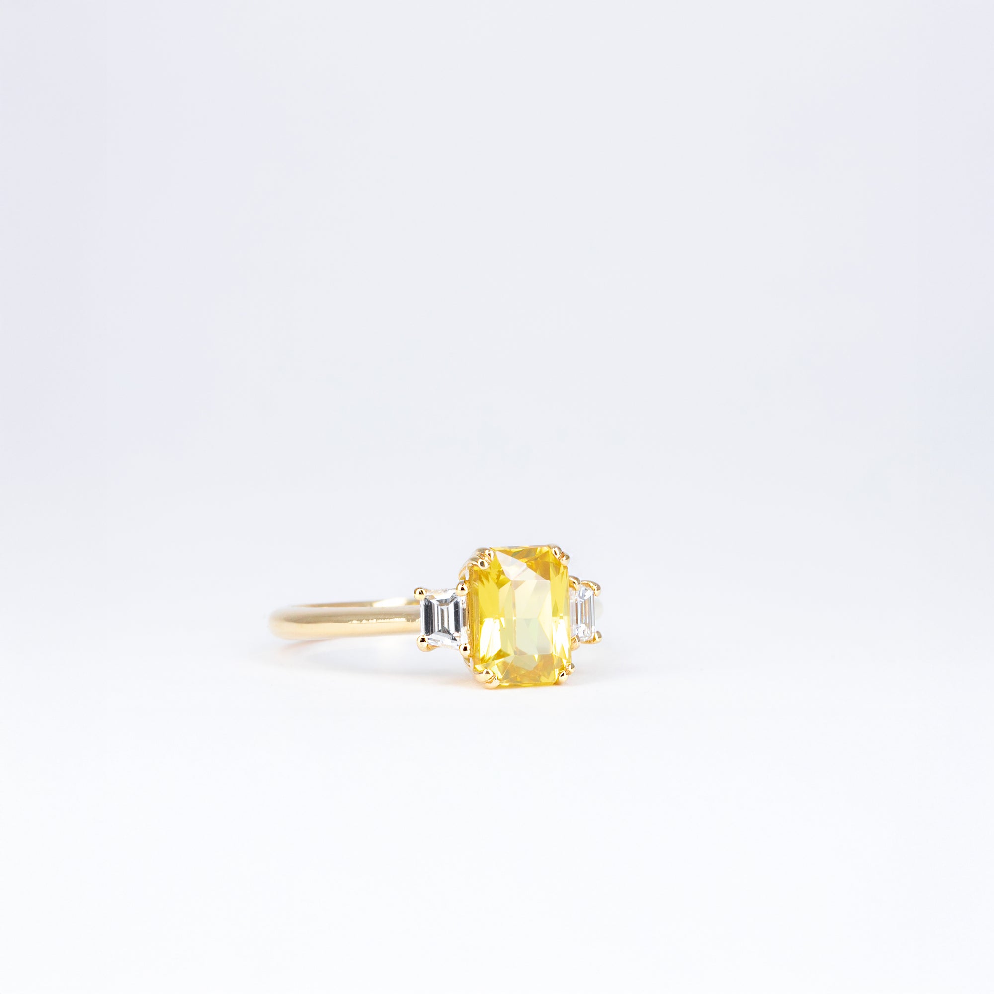 Bague zircon jaune taille émeraude et diamants baguettes