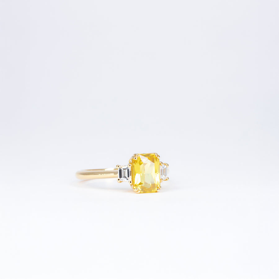 Bague zircon jaune taille émeraude et diamants baguettes