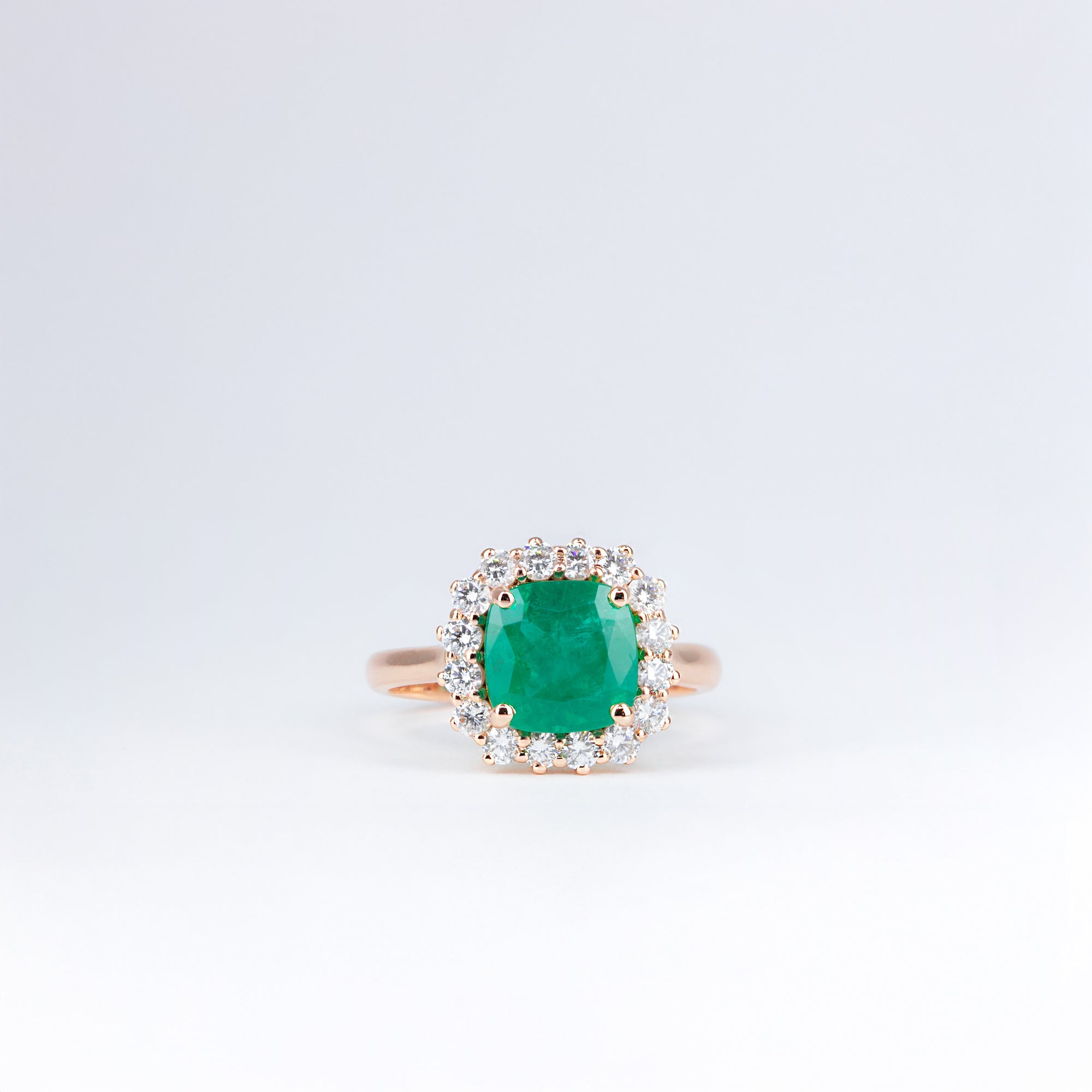 Bague émeraude coussin et entourage diamants
