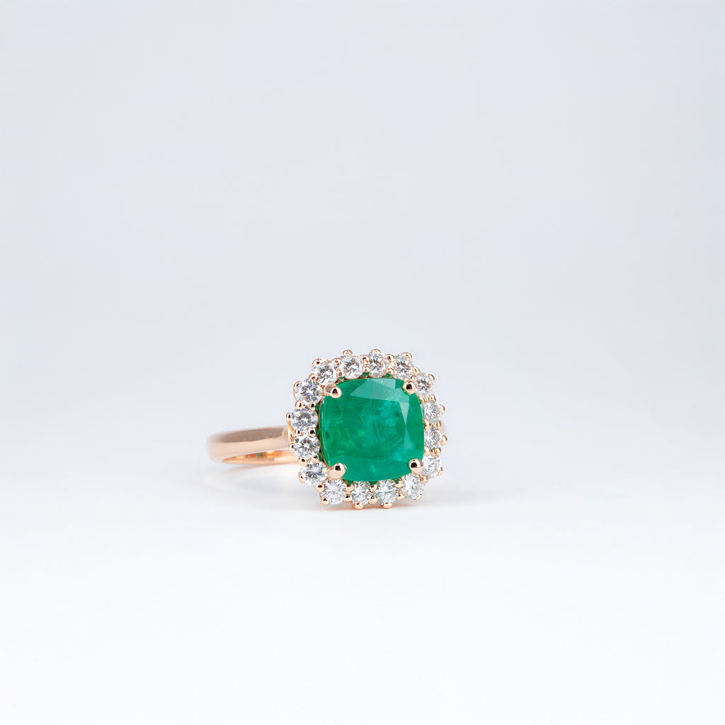 Bague émeraude coussin et entourage diamants