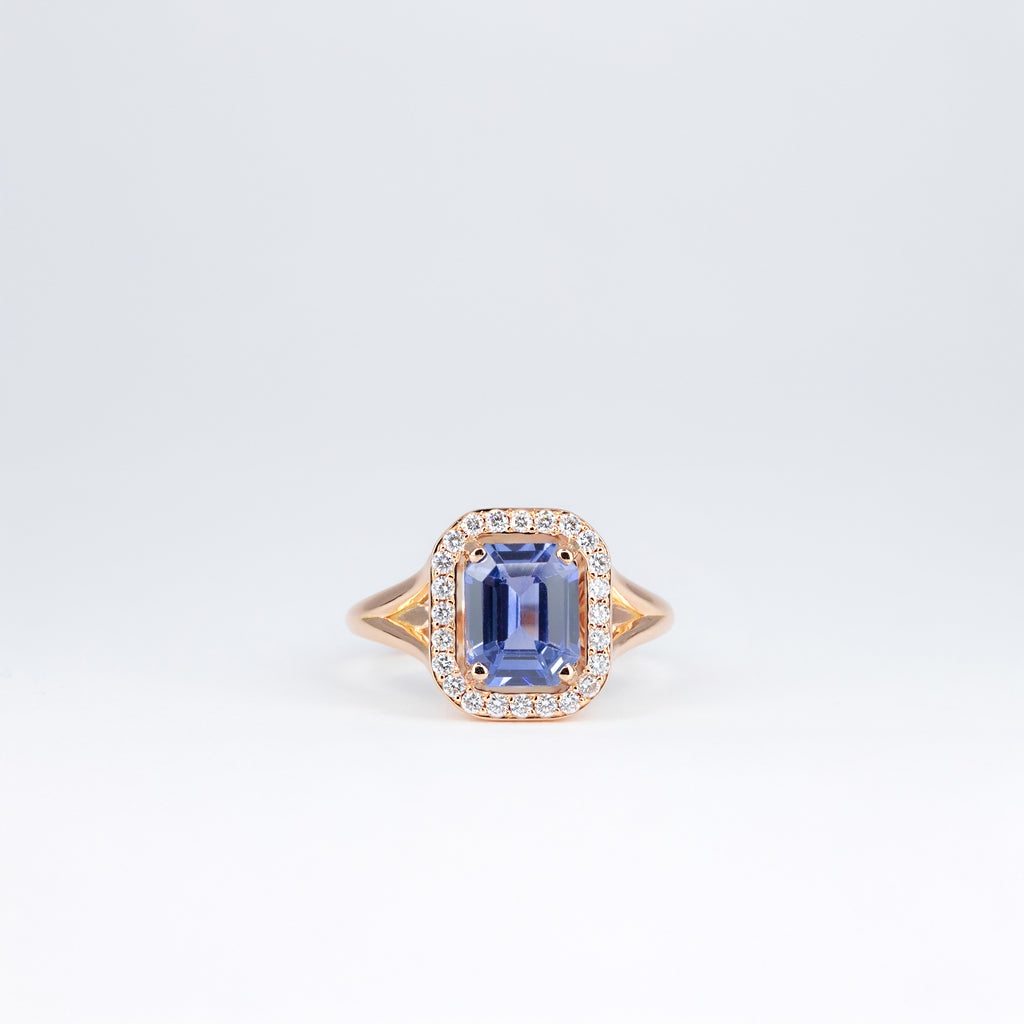 Bague saphir bleu taille émeraude et diamants