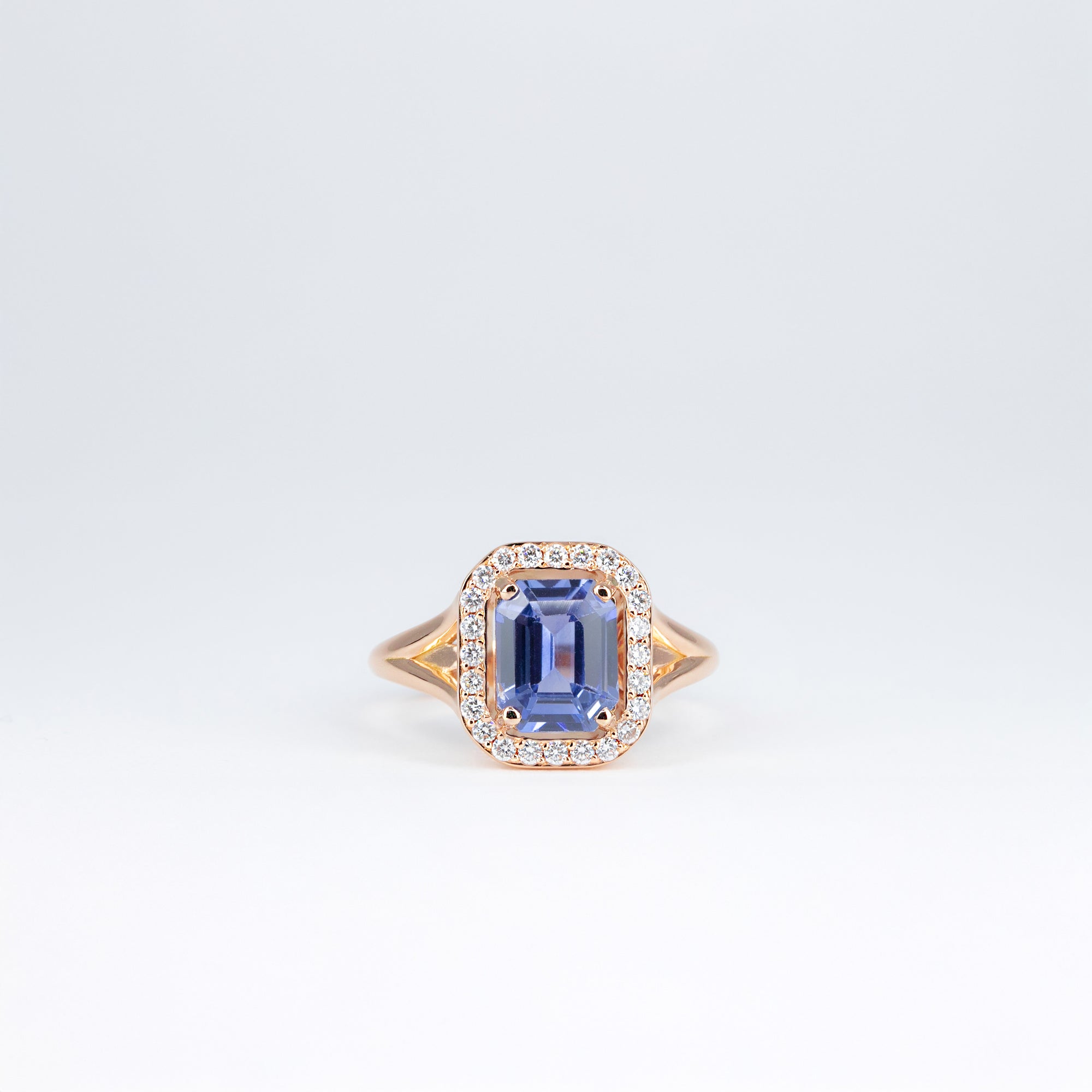 Bague saphir bleu taille émeraude et diamants