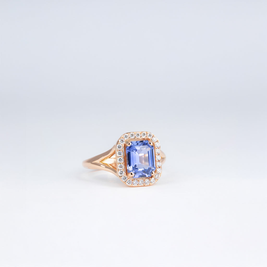 Bague saphir bleu taille émeraude et diamants