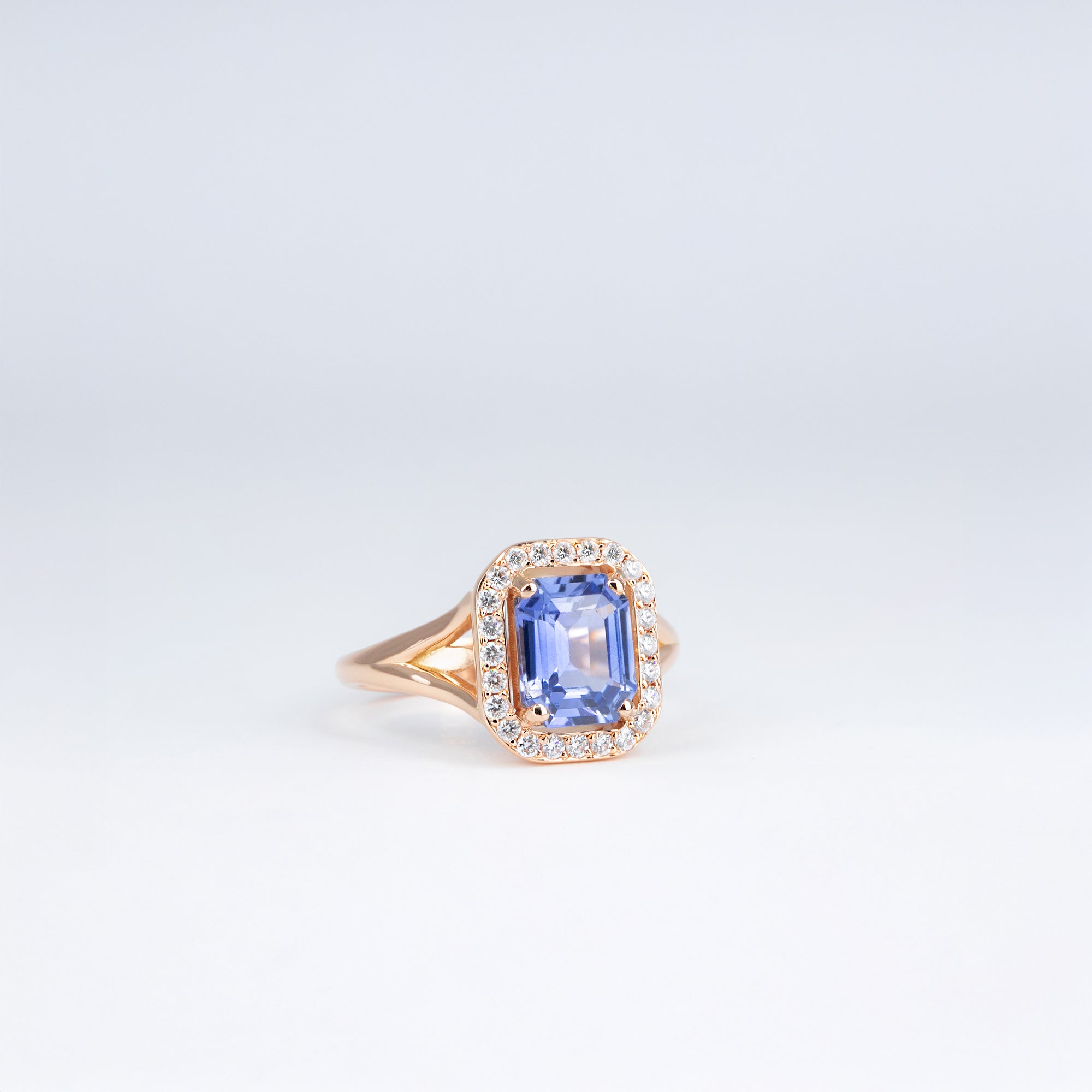 Bague saphir bleu taille émeraude et diamants