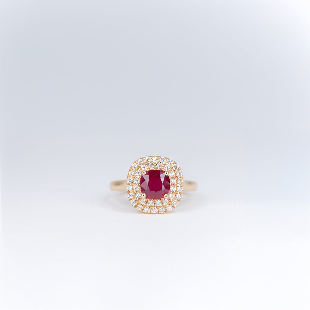 Bague modèle 67526 en or rose, rubis coussin et entourage de diamants