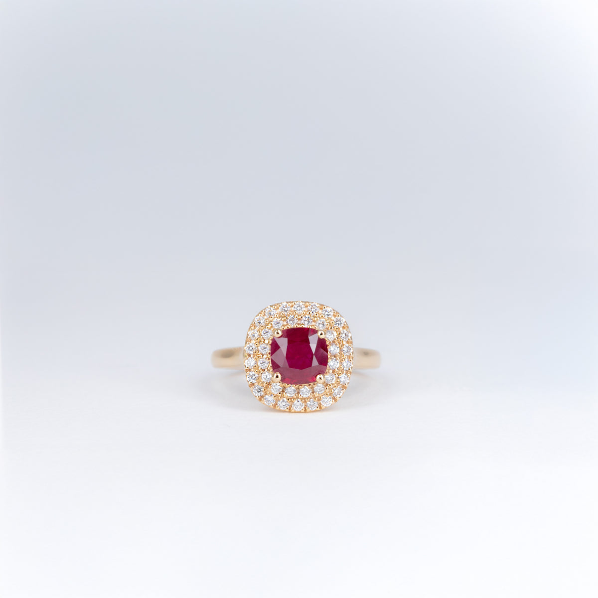 Bague modèle 67526 en or rose, rubis coussin et entourage de diamants