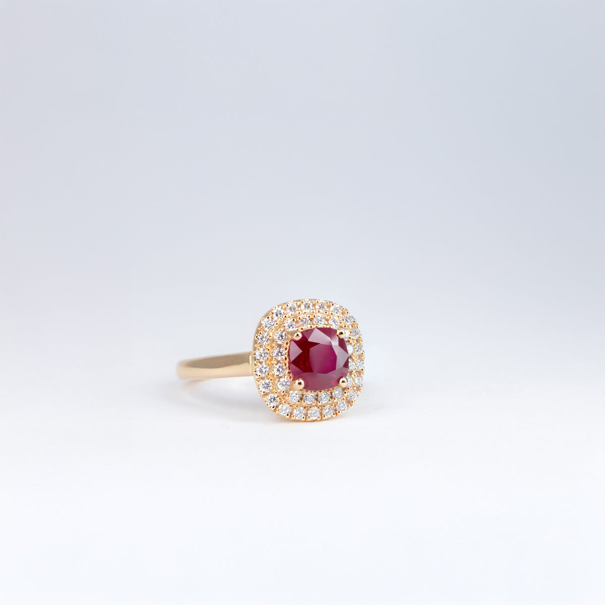 Bague en or rose 18K avec rubis taille coussin 1,16 ct entouré de diamants taille brillant