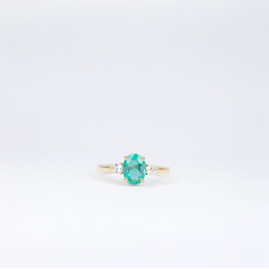 Bague modèle 67654 en or jaune, émeraude ovale centrale et diamants poire