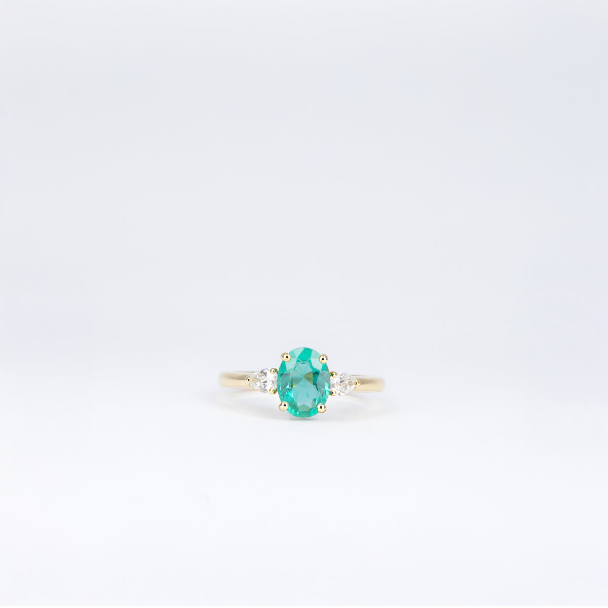 Bague modèle 67654 en or jaune, émeraude ovale centrale et diamants poire
