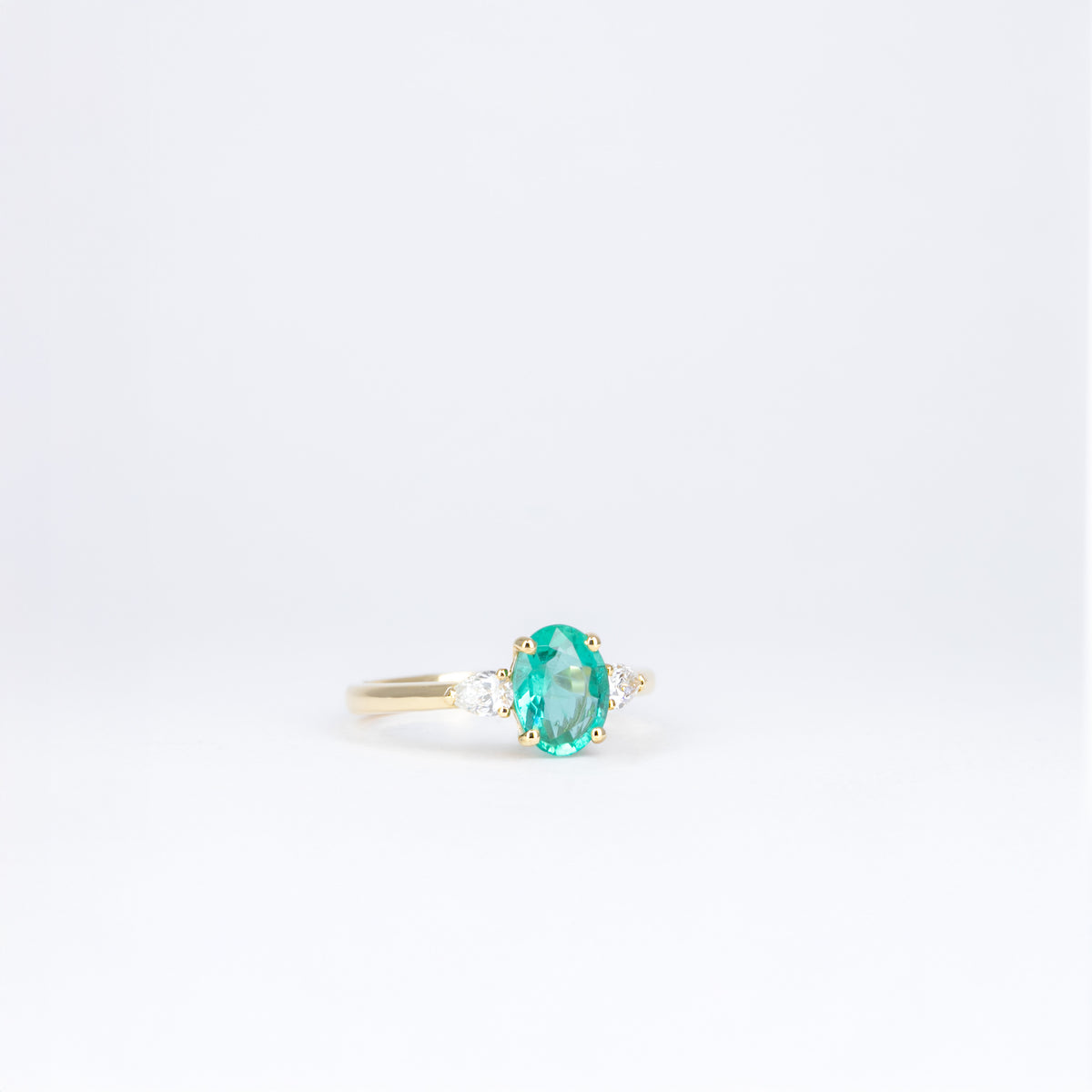Bague en or jaune 18K avec émeraude ovale de 1,06 ct et deux diamants taille poire