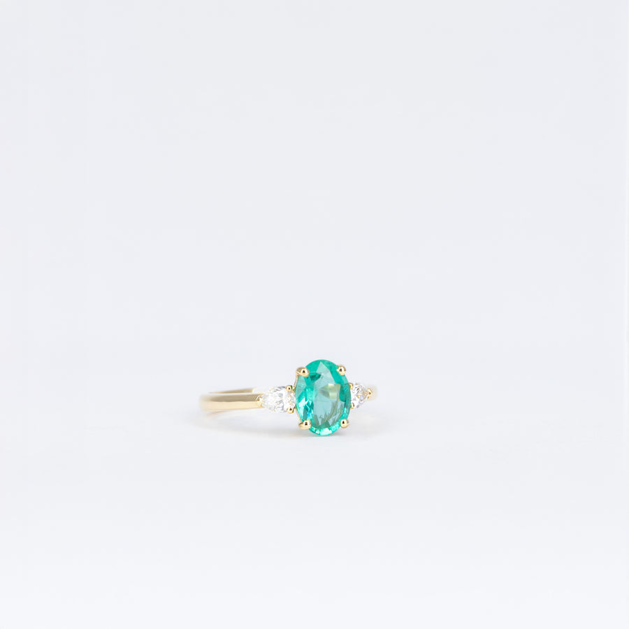 Bague or jaune, émeraude ovale et diamants poire