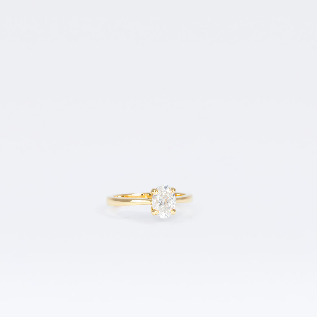 Solitaire en or jaune avec diamant central taille ovale de 1,03 ct