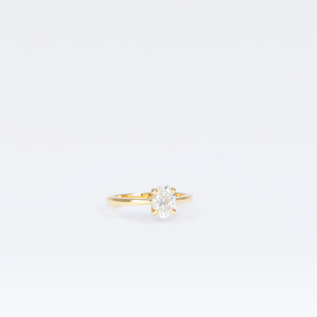 Solitaire en or jaune avec diamant central taille ovale de 1,03 ct