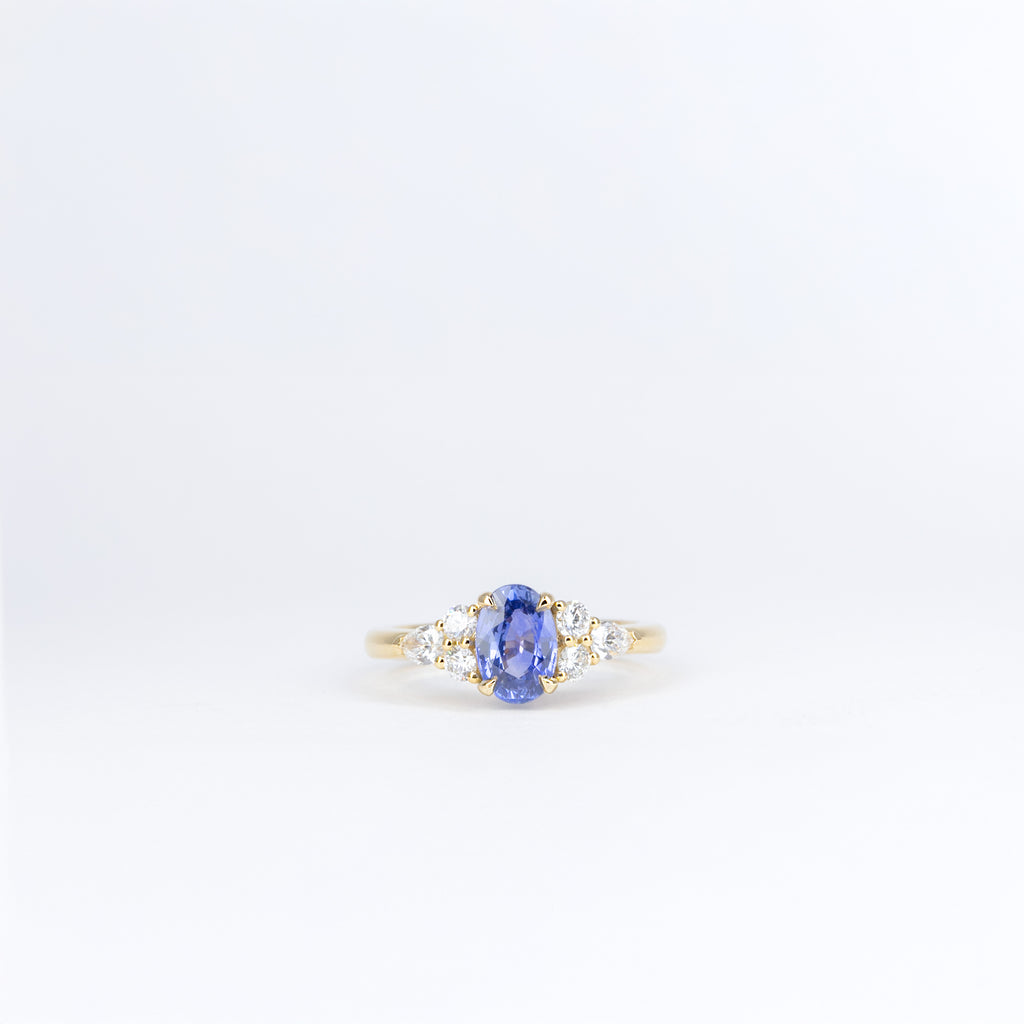 Bague modèle 67769 en or rose, saphir bleu ovale central et diamants poire