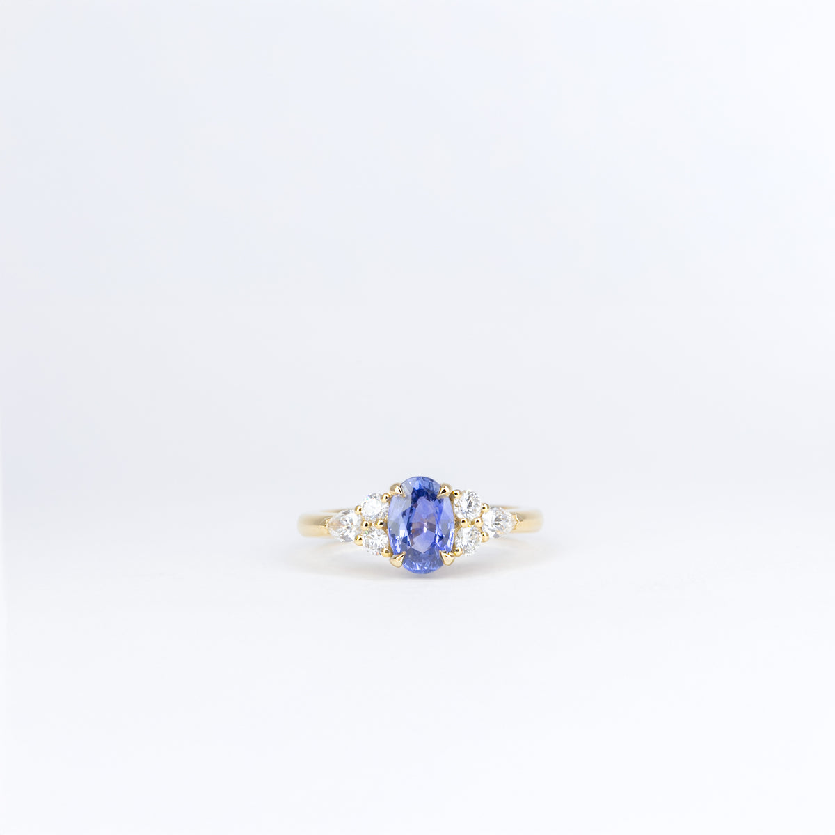 Bague modèle 67769 en or rose, saphir bleu ovale central et diamants poire