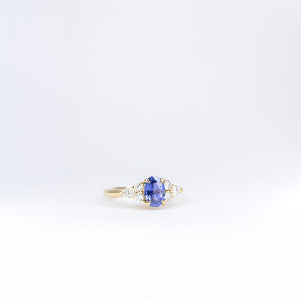 Bague en or rose 18K avec saphir bleu ovale de 1,29 ct et deux diamants taille poire