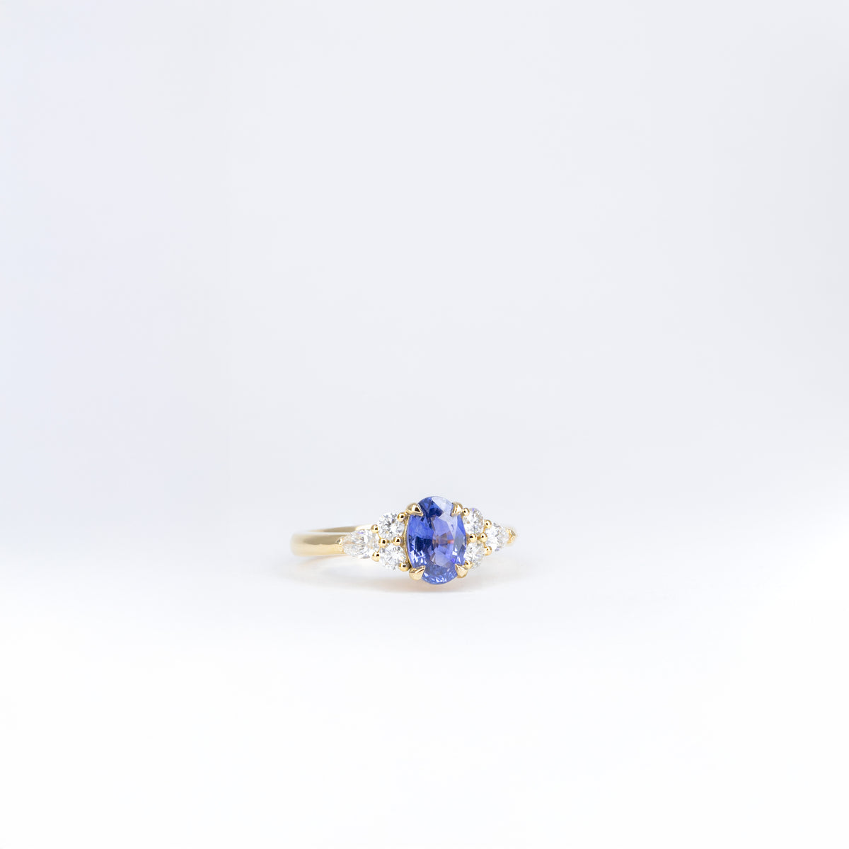 Bague en or rose 18K avec saphir bleu ovale de 1,29 ct et deux diamants taille poire