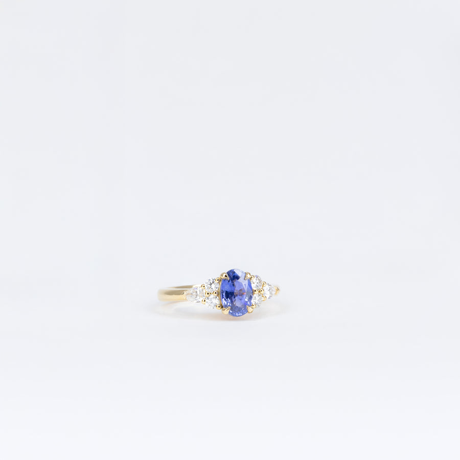 Bague or rose, saphir bleu ovale et diamants poire
