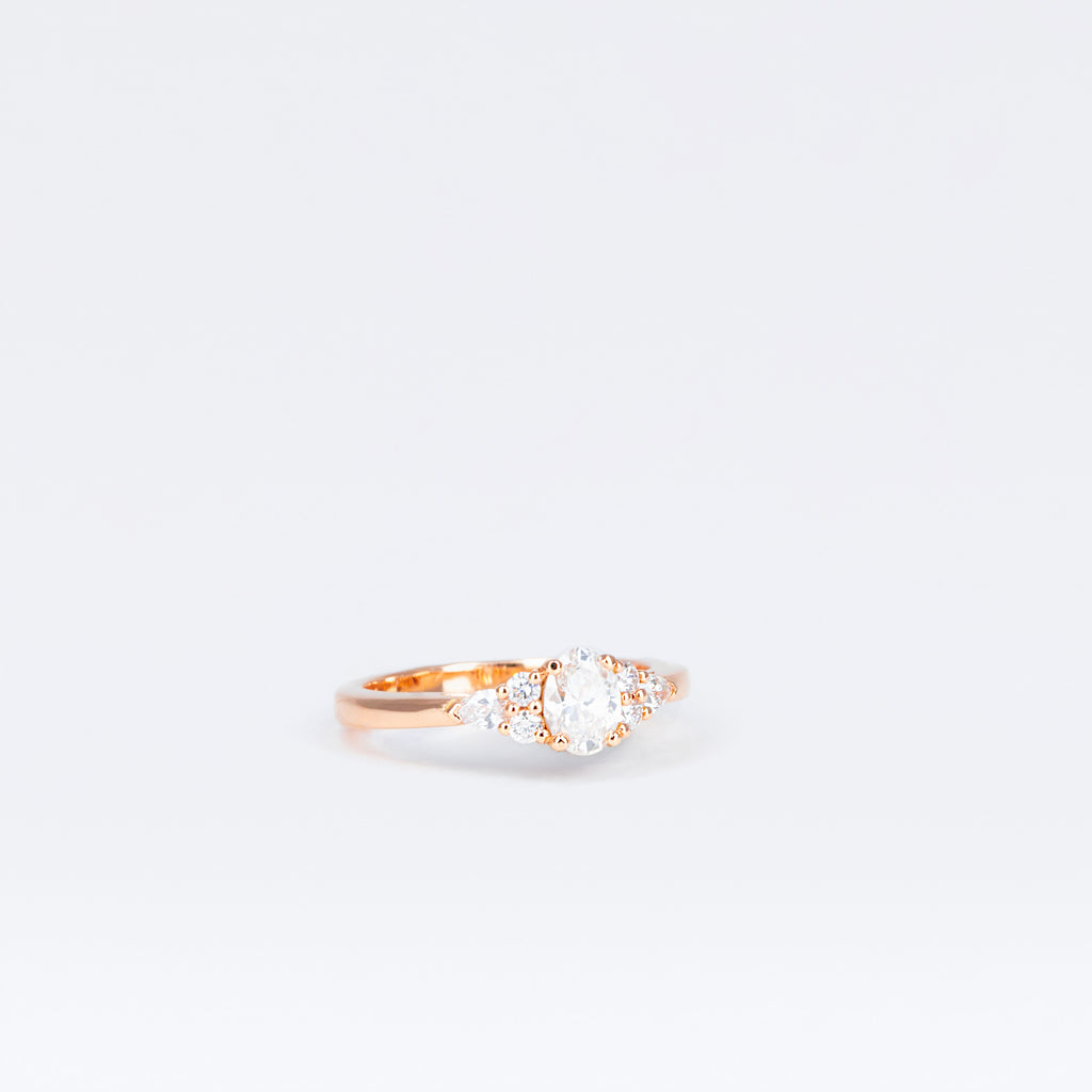 Solitaire en or rose, diamant ovale, brillant et poire