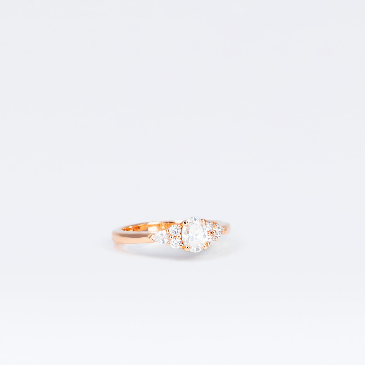 Solitaire en or rose, diamant ovale, brillant et poire