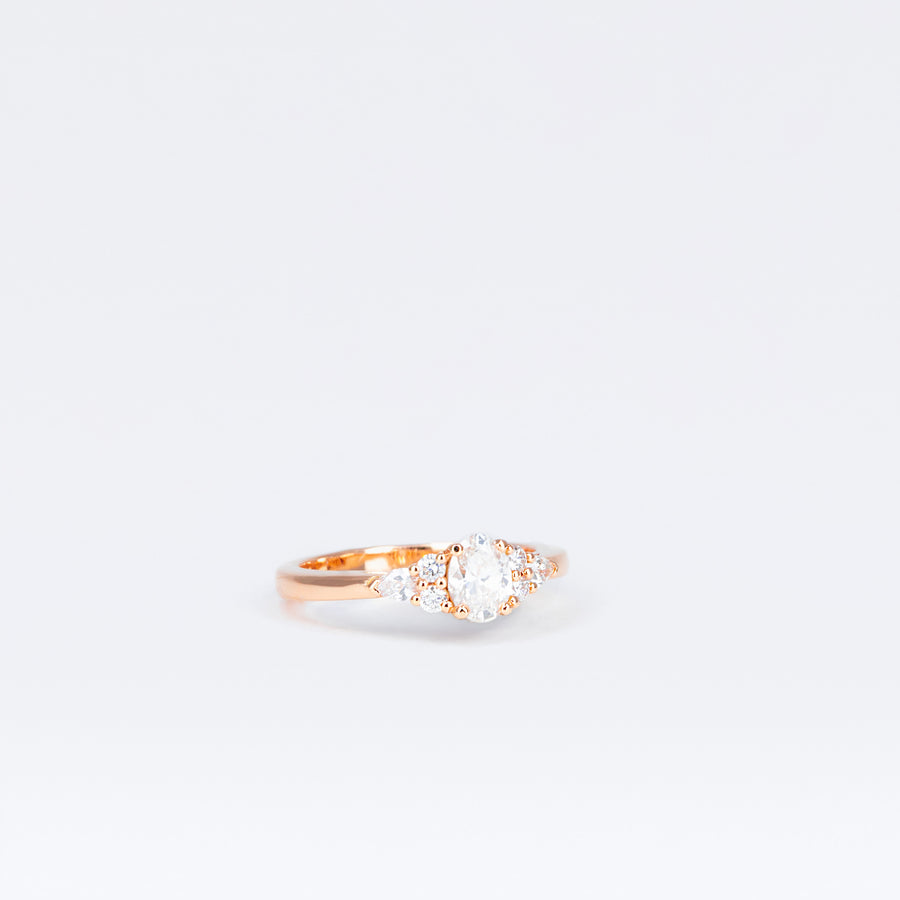 Solitaire en or rose, diamant ovale, brillant et poire