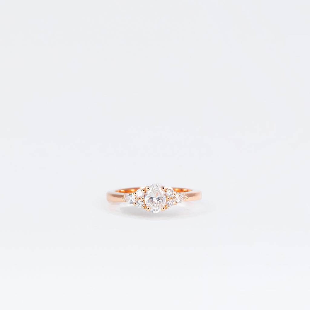 Solitaire en or rose, diamant ovale, brillant et poire