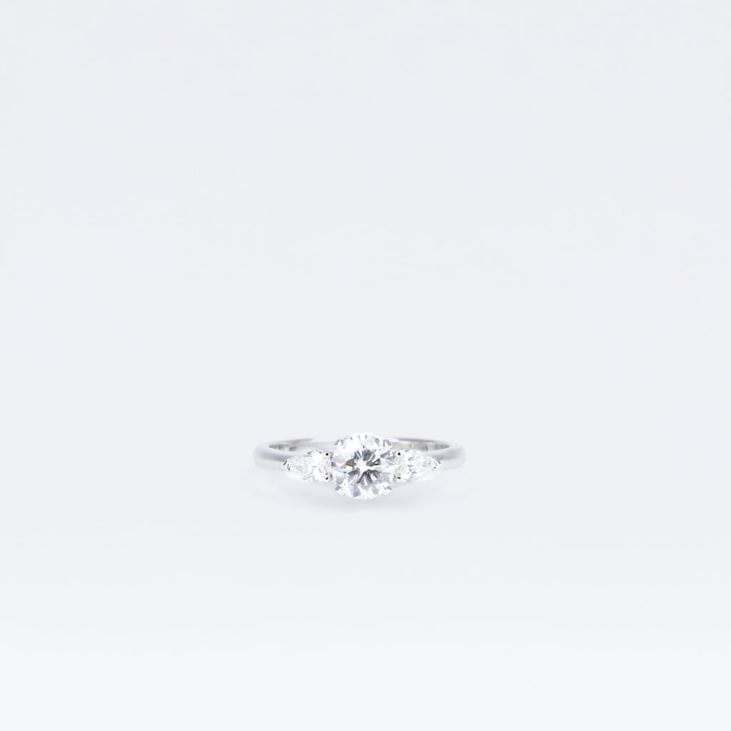 Bague solitaire modèle 67872 en or blanc sertie de trois diamants