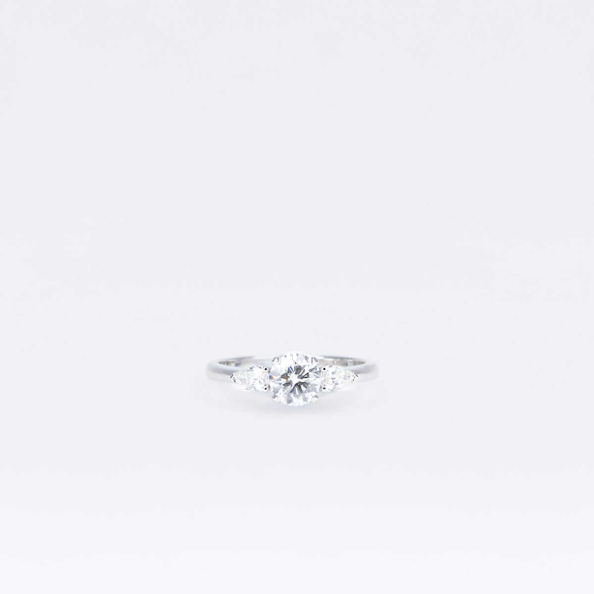 Bague solitaire modèle 67872 en or blanc sertie de trois diamants