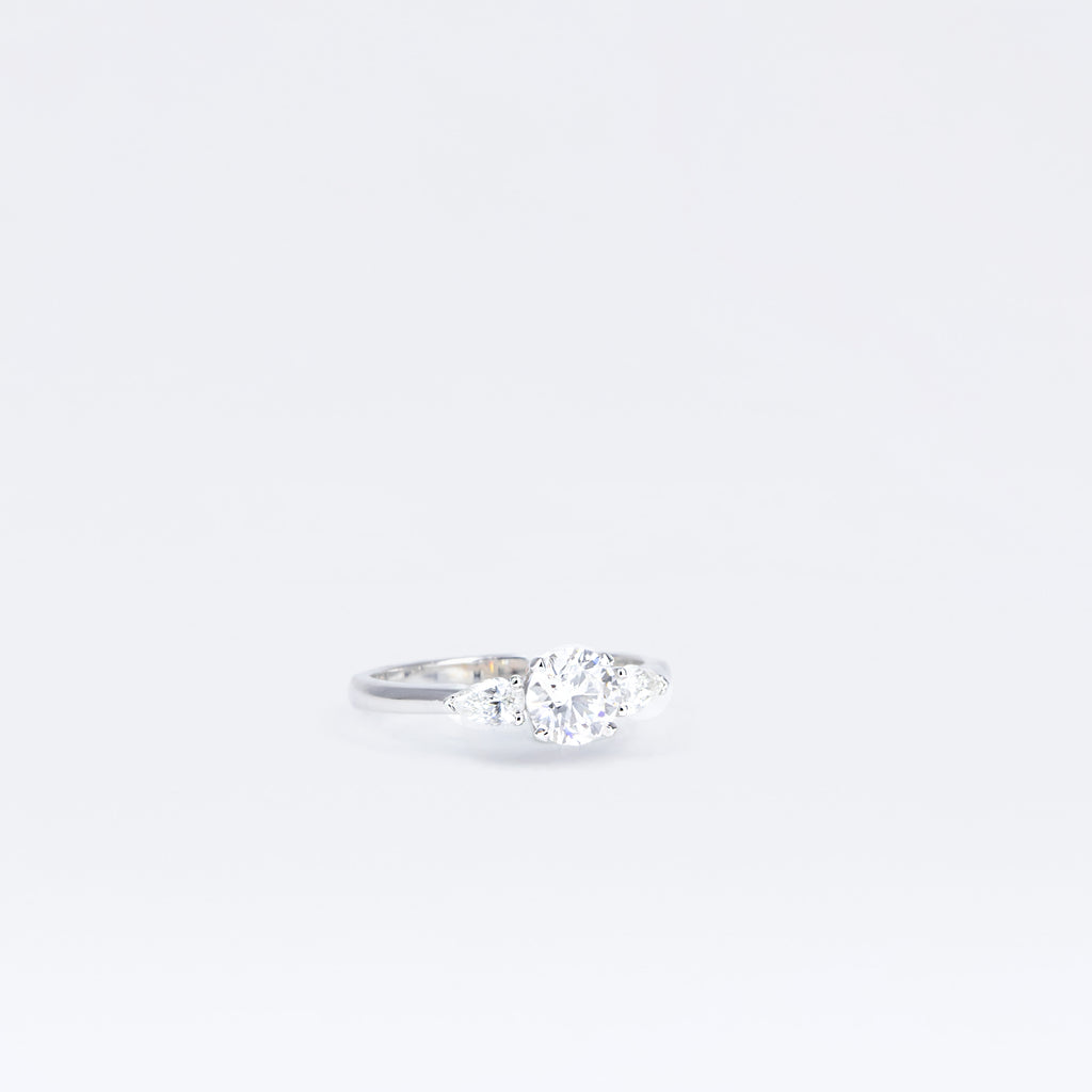 Solitaire en or blanc avec diamant central 0,70 ct et deux diamants taille poire