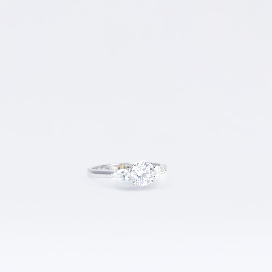 Solitaire en or blanc, diamant brillant et diamants poire